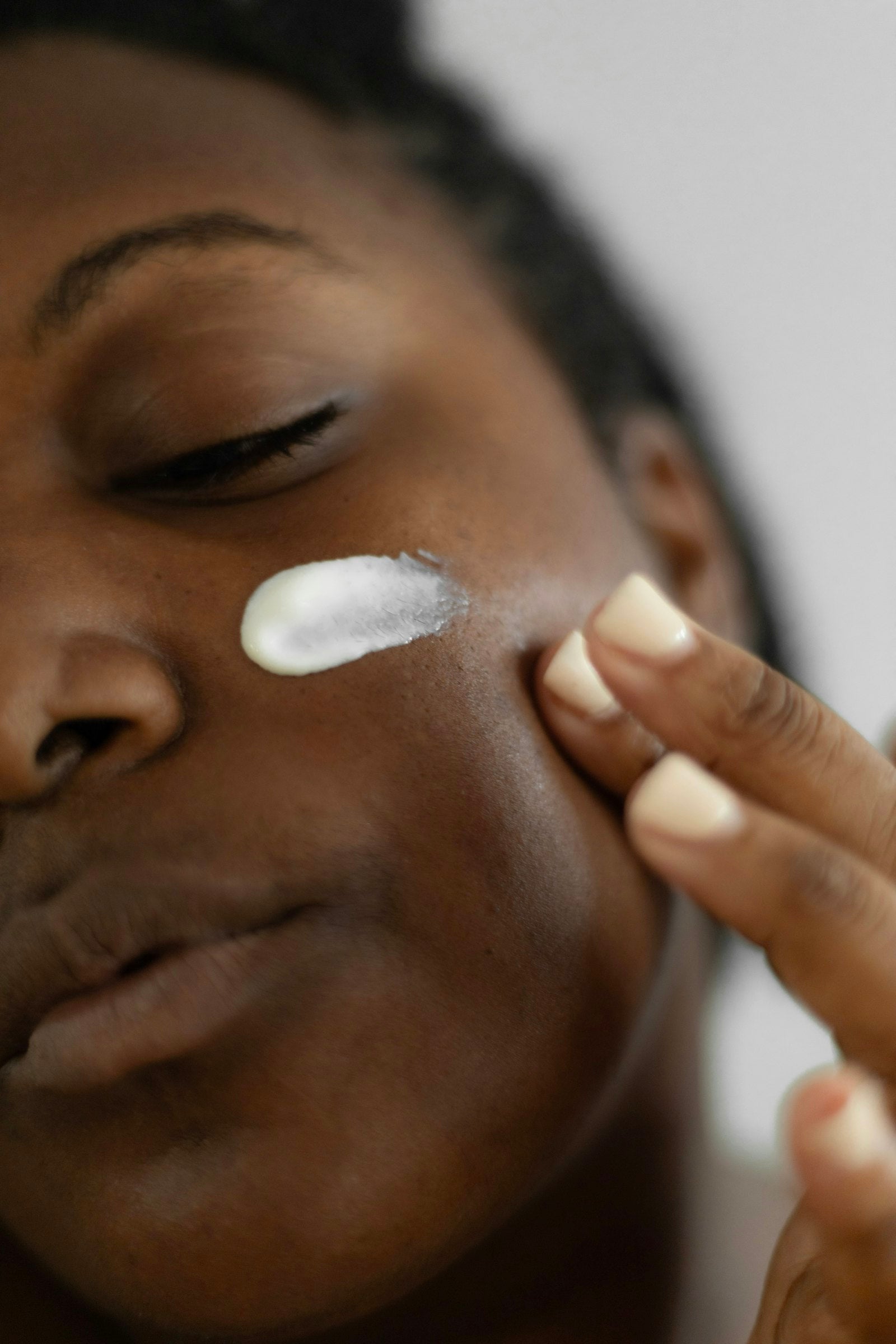 Femme appliquant soin peau — antioxydants peau et hydrogene moleculaire H2 Image